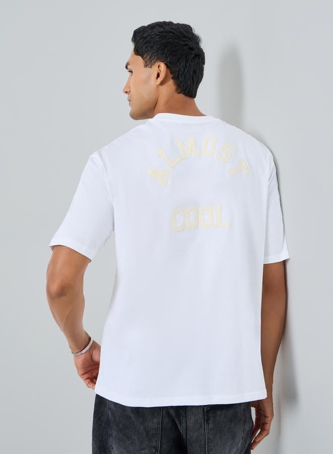 ستايلي تيشيرت جيرسي ثقيل بقصة واسعة وطبعة شعار - Image 4